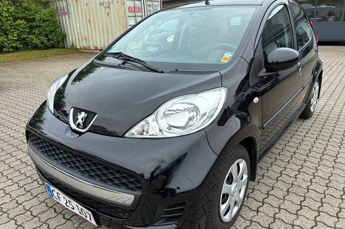 Sort Peugeot 107 fra 2010 set udefra