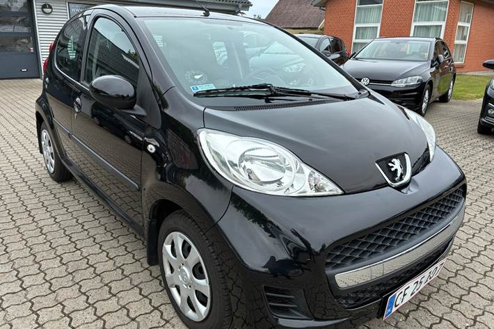 Sort Peugeot 107 fra 2010