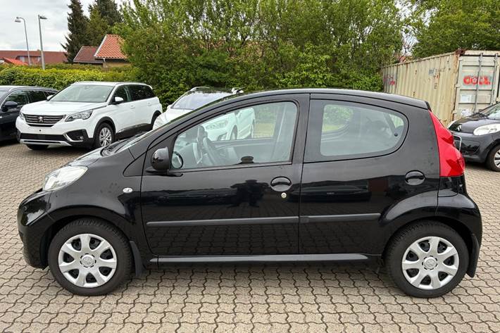Sort Peugeot 107 fra 2010