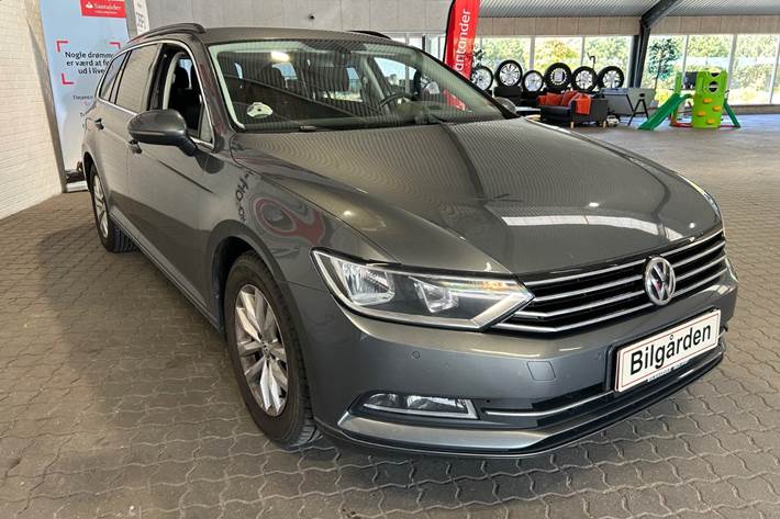 Grå VW Passat fra 2015