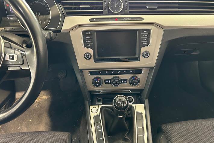 Grå VW Passat fra 2015