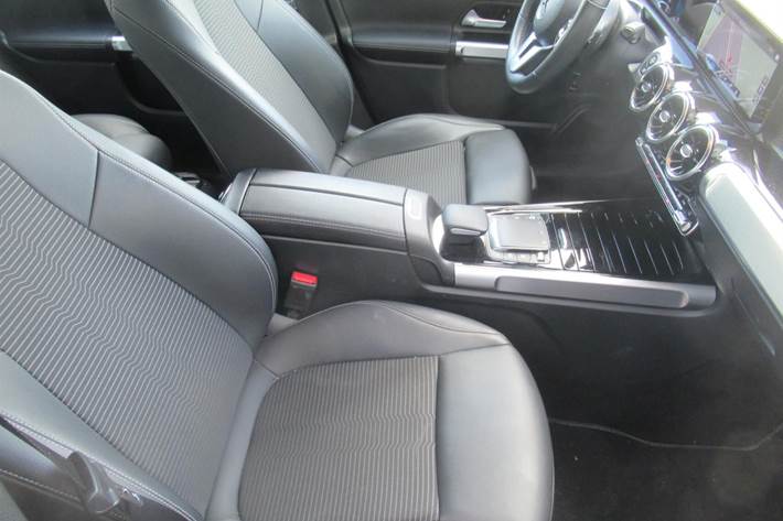 Brun Mercedes EQE 350 fra 2024