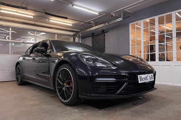 Sort Porsche Panamera Turbo fra 2017