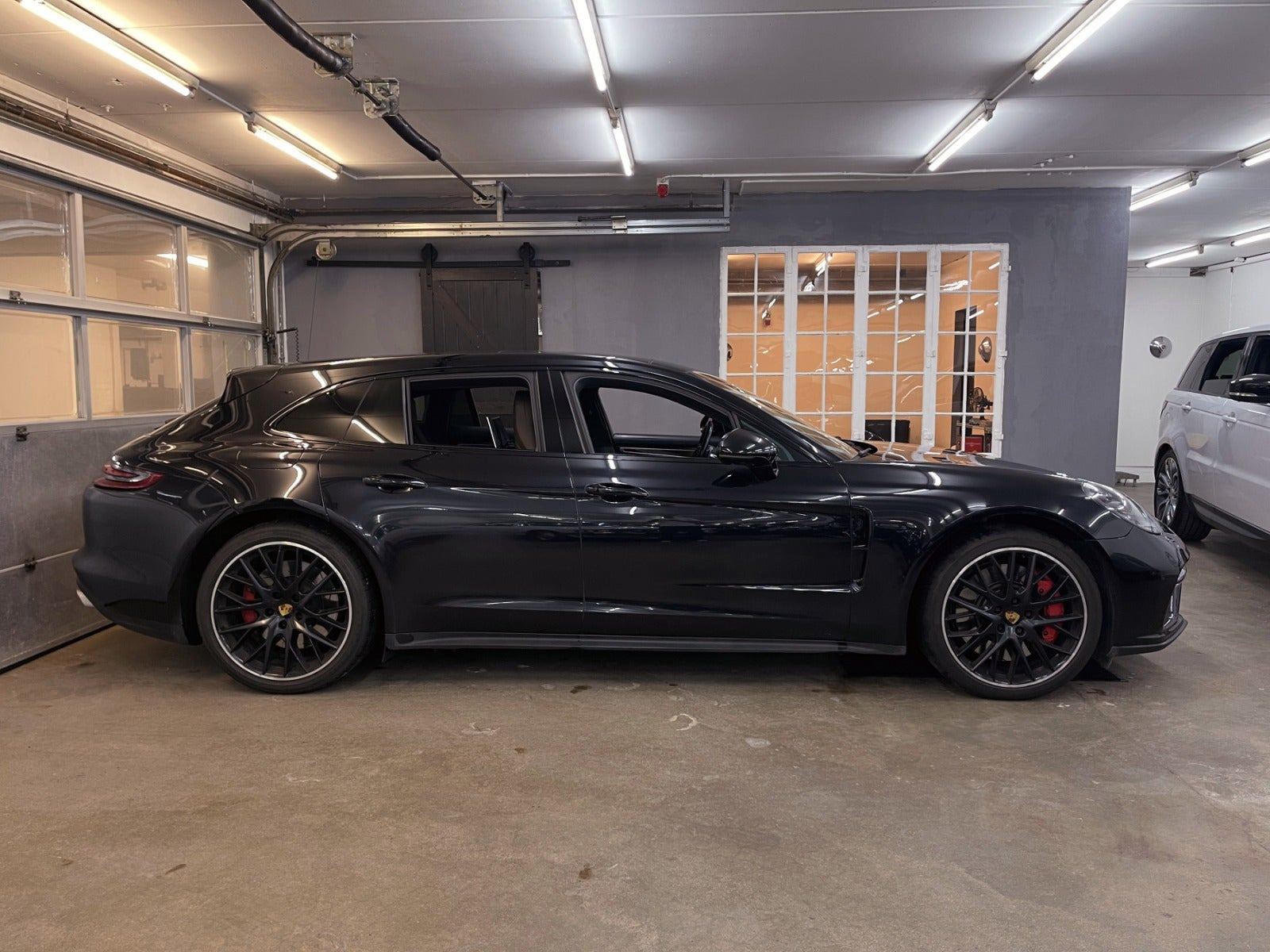 Sort Porsche Panamera Turbo fra 2017
