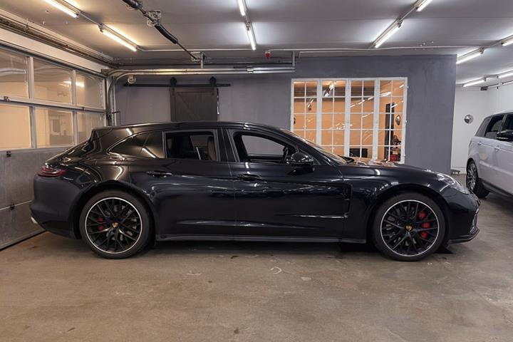 Sort Porsche Panamera Turbo fra 2017