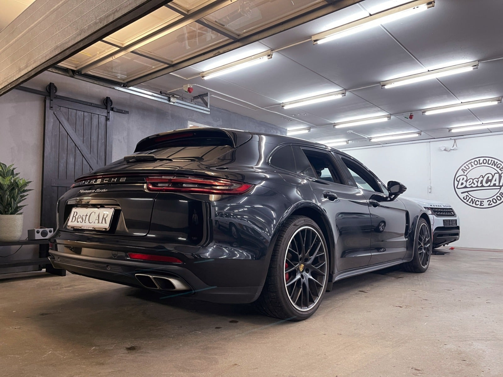 Sort Porsche Panamera Turbo fra 2017