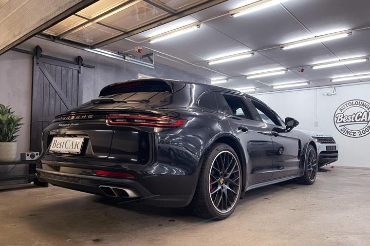 Sort Porsche Panamera Turbo fra 2017