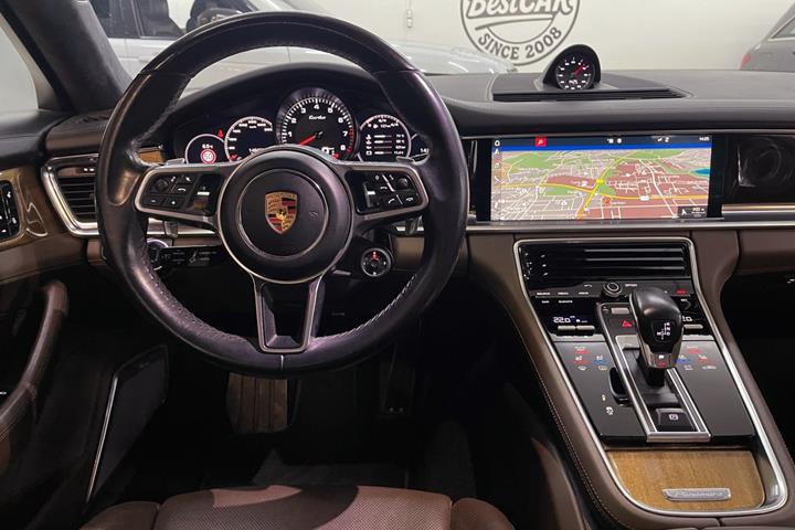 Sort Porsche Panamera Turbo fra 2017