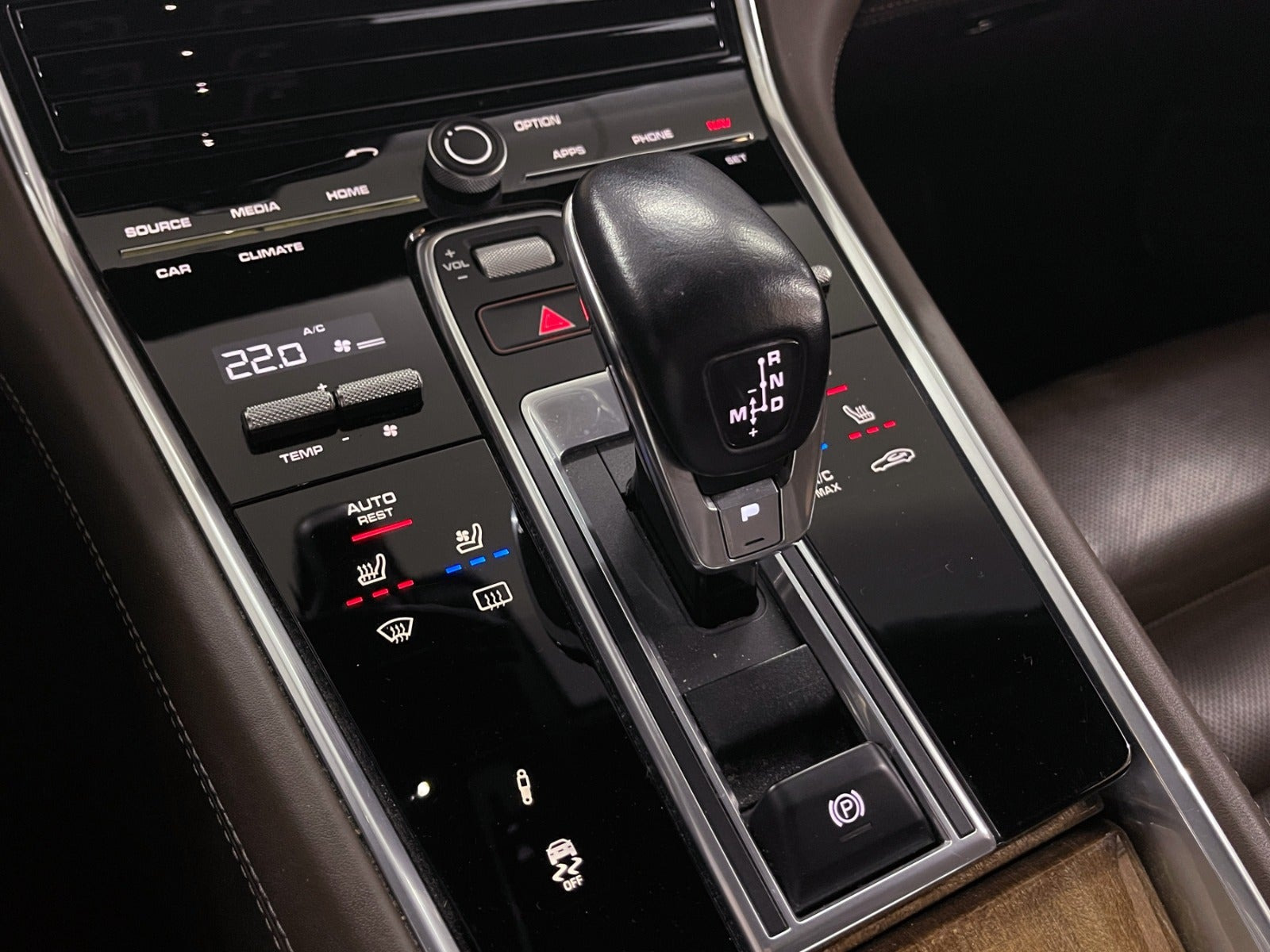Sort Porsche Panamera Turbo fra 2017