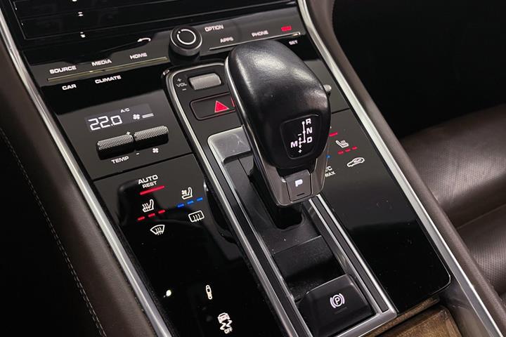 Sort Porsche Panamera Turbo fra 2017