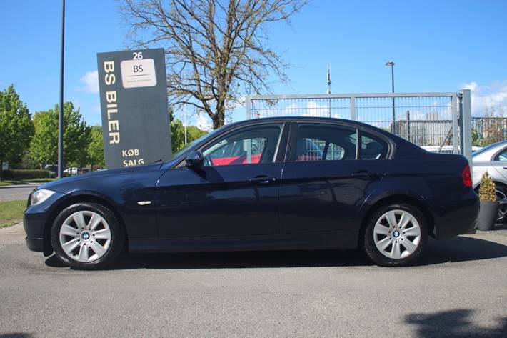 Blå BMW 318i fra 2008