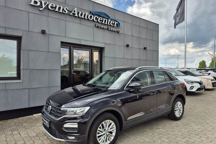 Sort VW T-Roc fra 2018 set udefra