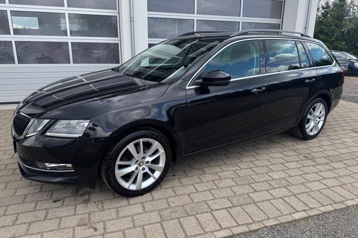 Sort Skoda Octavia fra 2018 set udefra