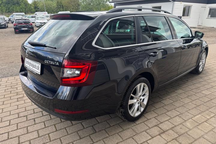 Sort Skoda Octavia fra 2018