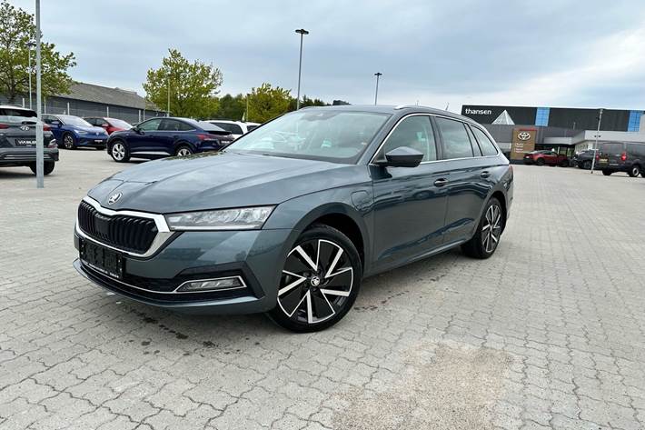 Grå Skoda Octavia fra 2020