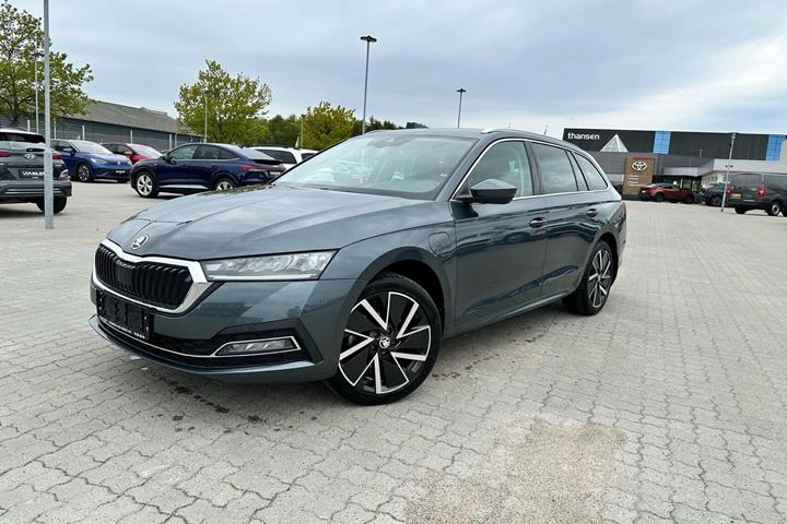 Grå Skoda Octavia fra 2020 set udefra