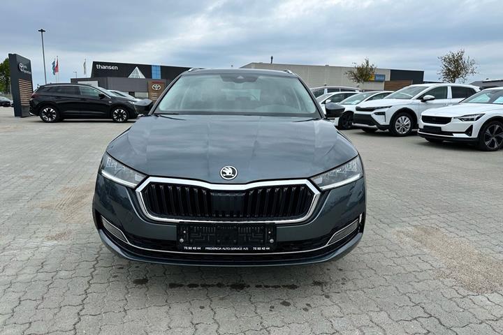 Grå Skoda Octavia fra 2020