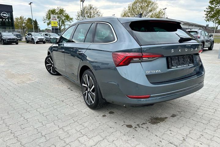Grå Skoda Octavia fra 2020