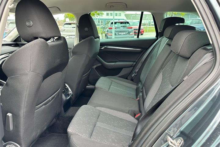 Grå Skoda Octavia fra 2020