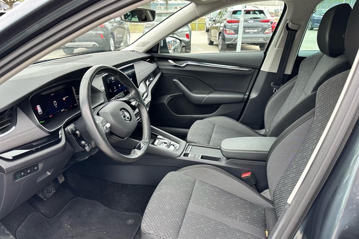 Grå Skoda Octavia fra 2020