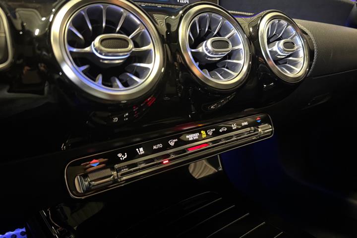 Grå Mercedes A200 fra 2018