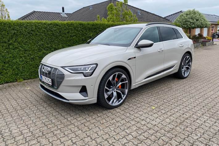 Grå Audi e-tron fra 2019