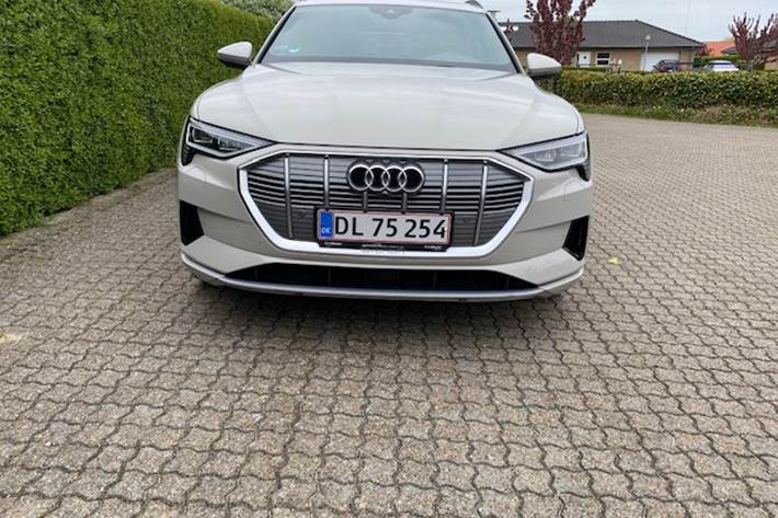 Grå Audi e-tron fra 2019