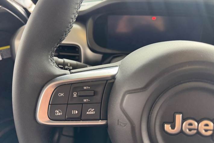 Grå Jeep Avenger fra 2025