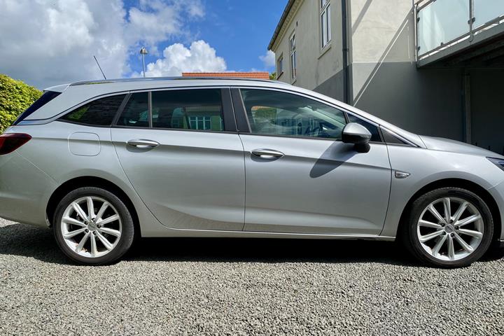 Sølv Opel Astra fra 2018