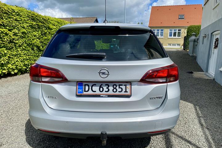 Sølv Opel Astra fra 2018