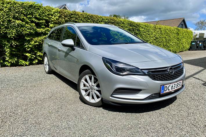 Sølv Opel Astra fra 2018