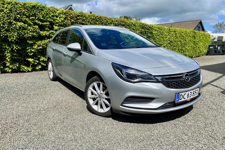 Sølv Opel Astra fra 2018