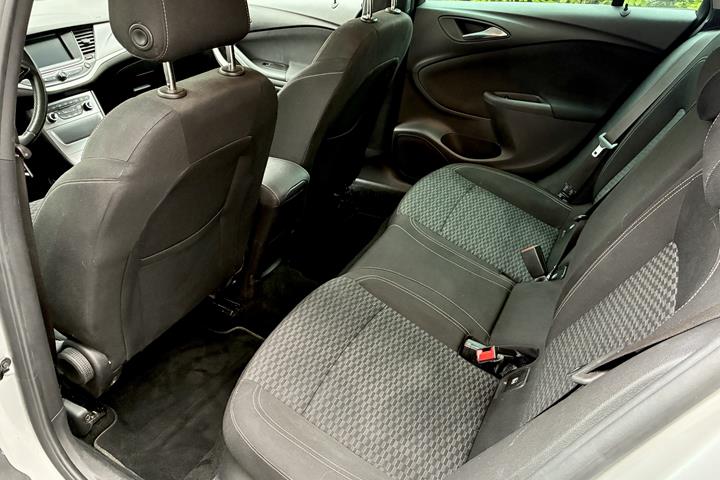 Sølv Opel Astra fra 2018