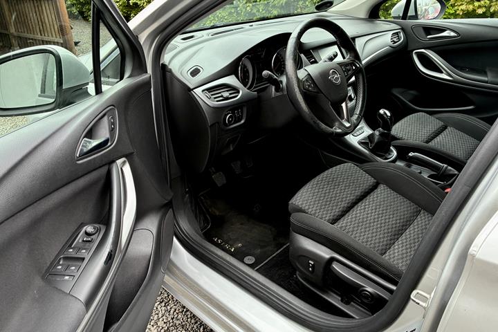 Sølv Opel Astra fra 2018