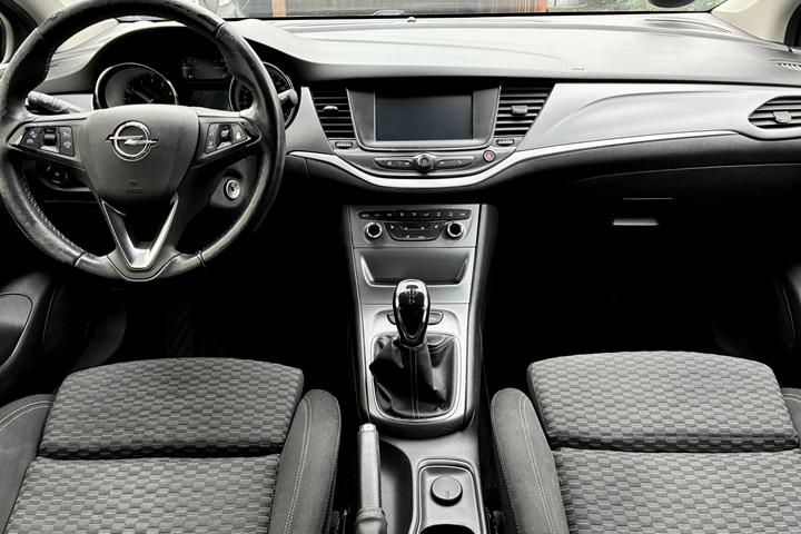 Sølv Opel Astra fra 2018