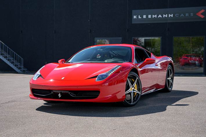 Rød Ferrari 458 fra 2011 set udefra