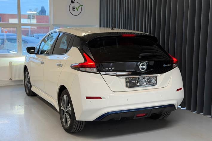 Hvid Nissan Leaf fra 2021
