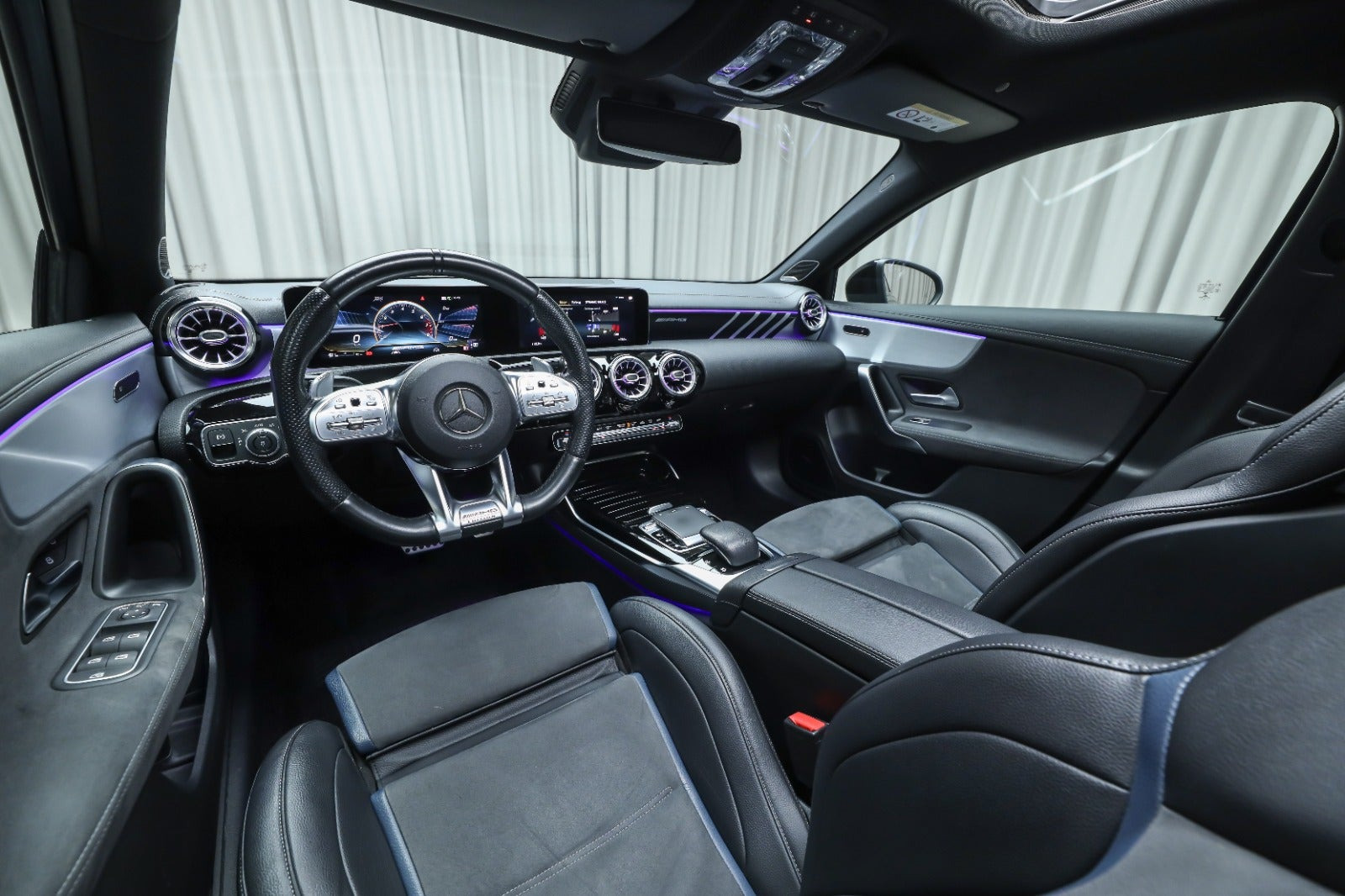 Blå Mercedes A35 fra 2019