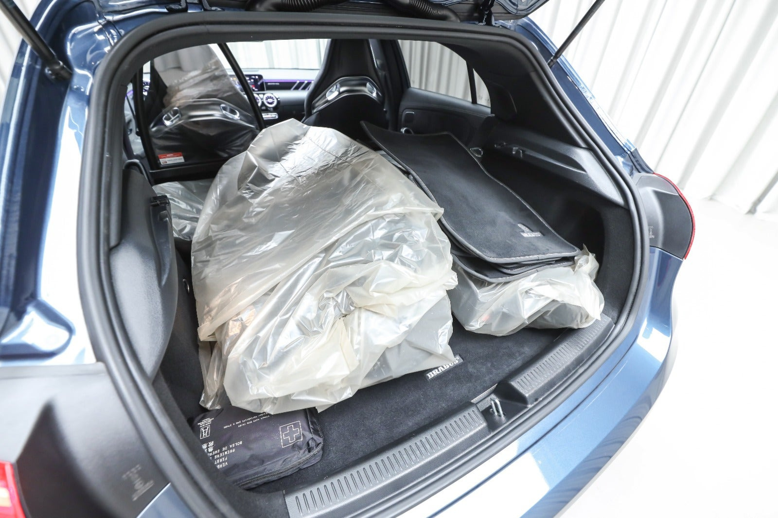 Blå Mercedes A35 fra 2019