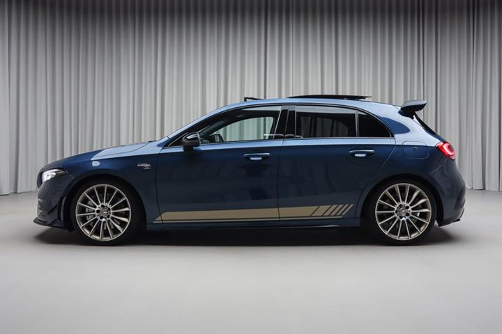 Blå Mercedes A35 fra 2019
