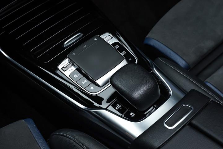 Blå Mercedes A35 fra 2019