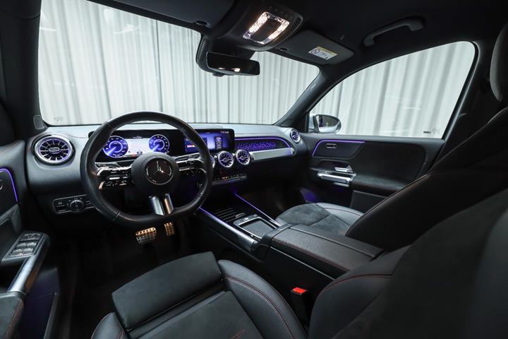 Sølv Mercedes EQB250+ fra 2024
