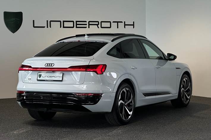 Hvid Audi Q8 e-tron fra 2024