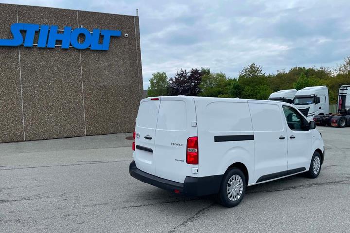 Hvid Toyota ProAce fra 2026