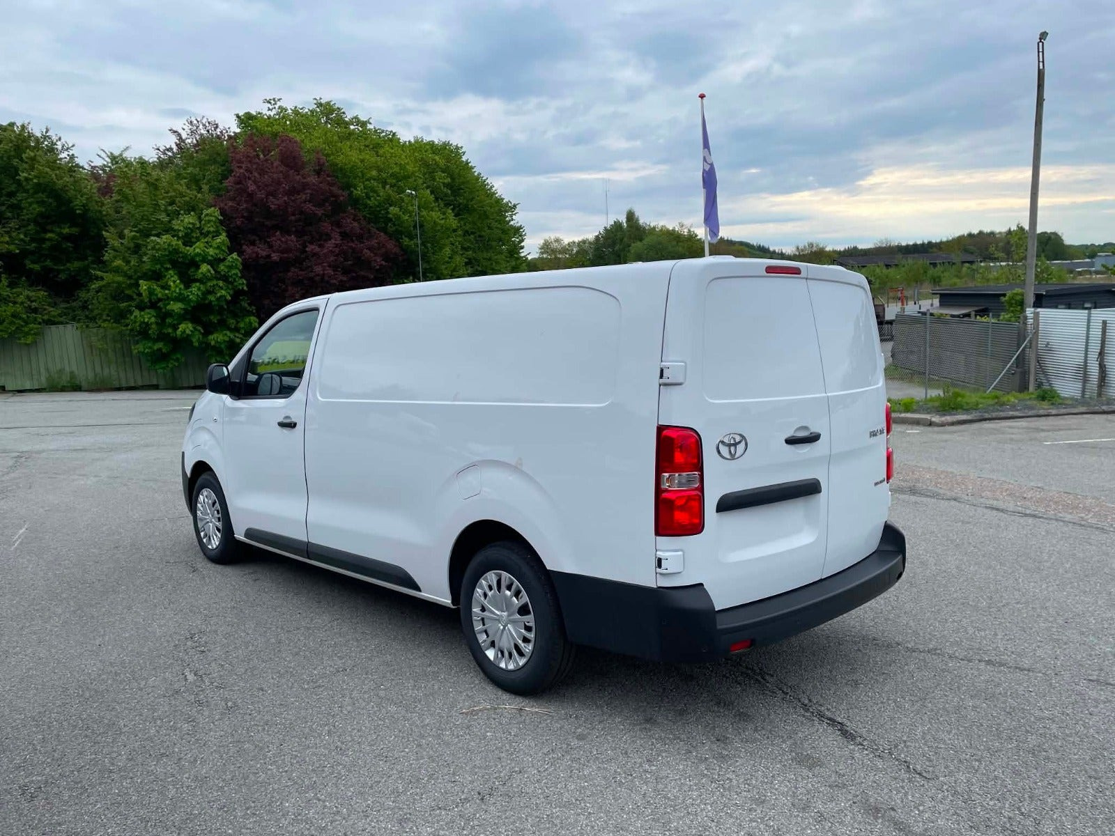 Hvid Toyota ProAce fra 2026