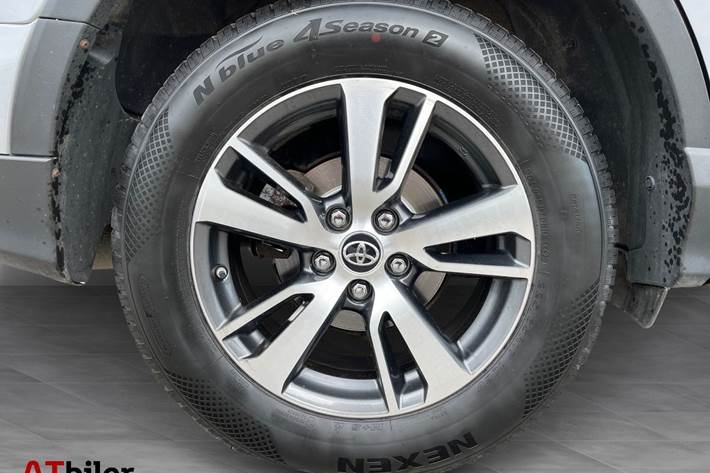Sølv Toyota RAV4 fra 2018