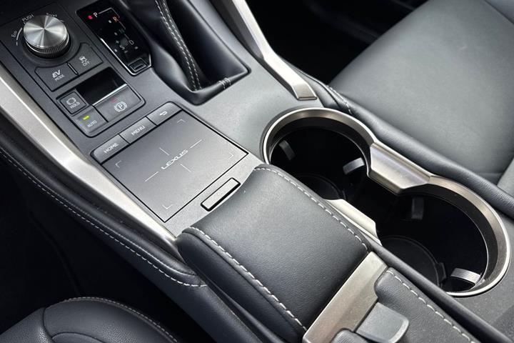 Sort Lexus NX fra 2021