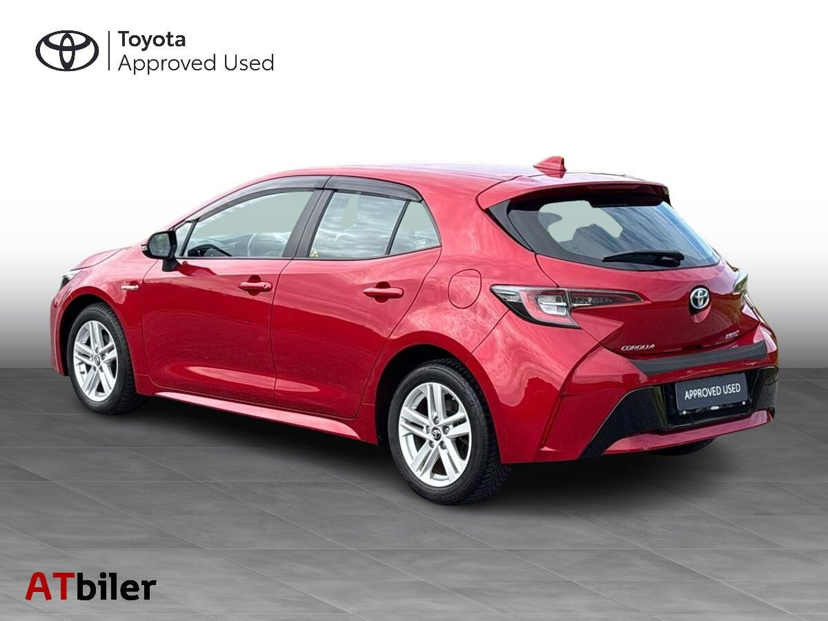 Rød Toyota Corolla fra 2019