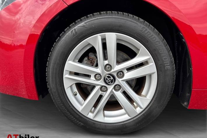 Rød Toyota Corolla fra 2019