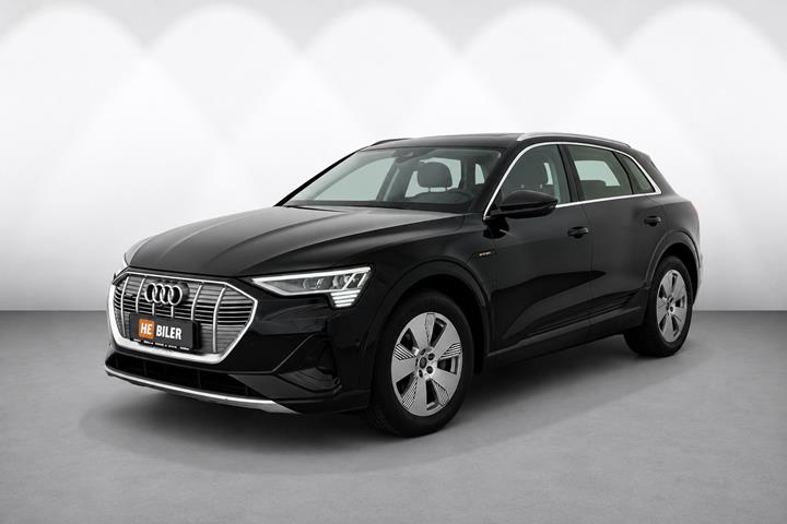 Sort Audi e-tron fra 2021 set udefra